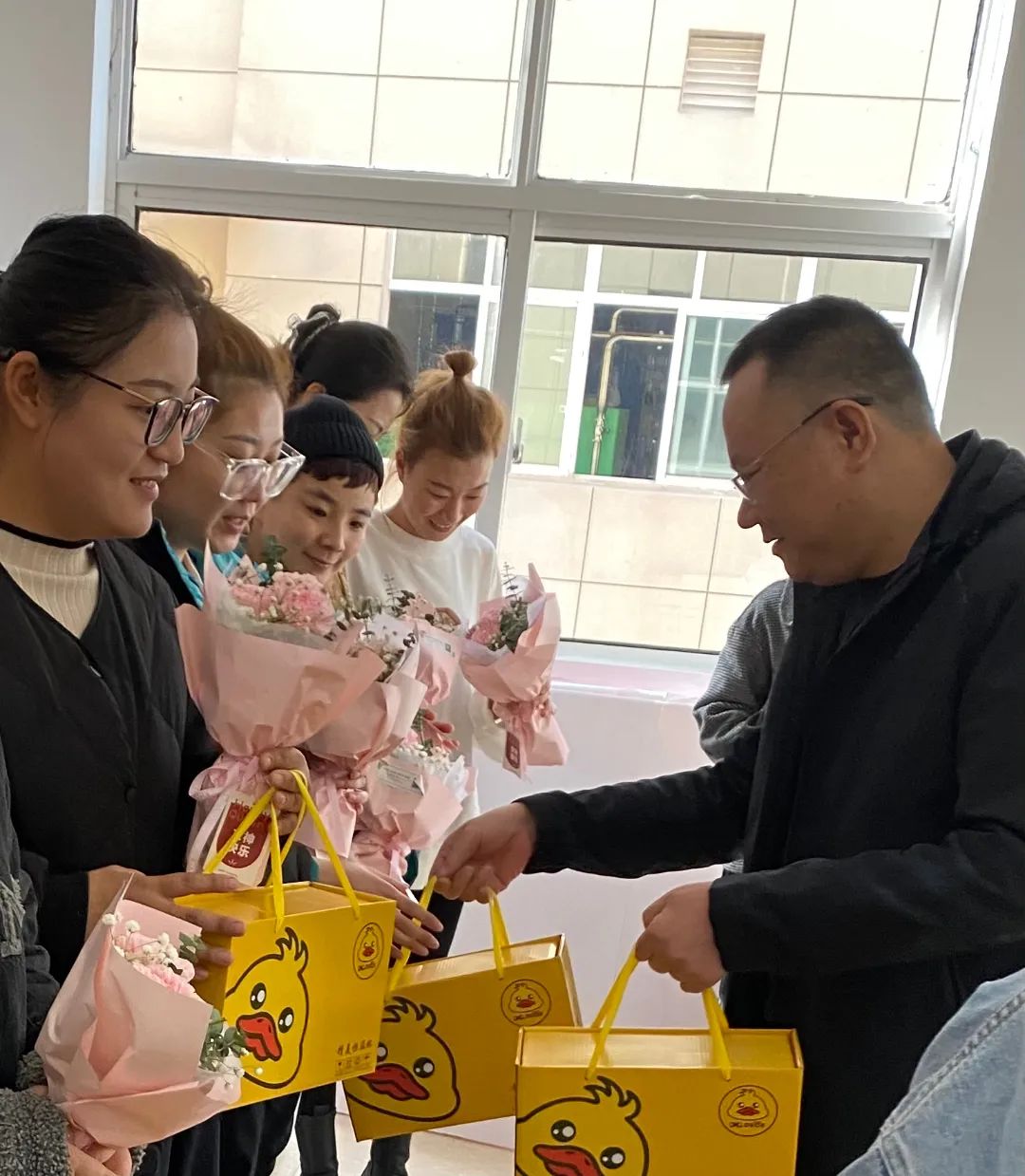 總經理秦永發先生為大家送上節日禮品和鮮花