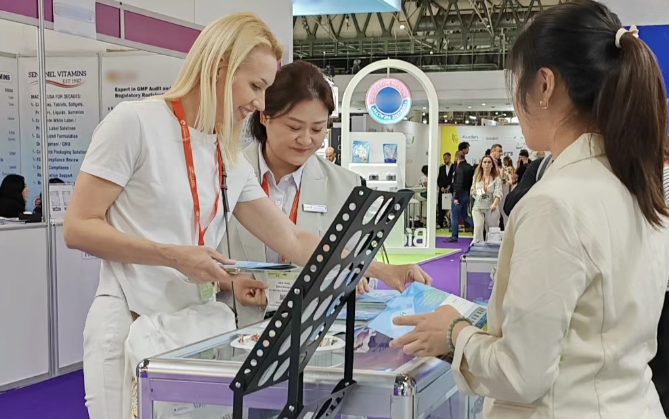 展會現場為客戶介紹公司產品